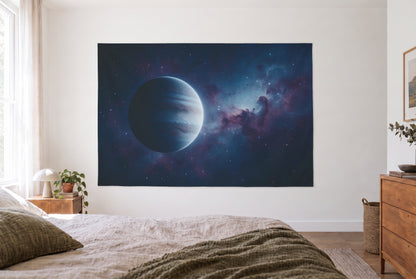 Tenture murale espace avec planète gazeuse dans la chambre claire face au lit, commode bois à droite – bleu et violet