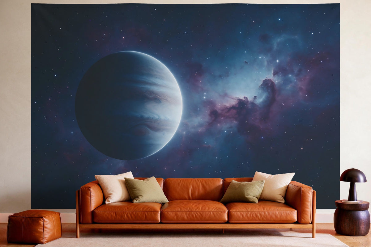 Wandtuch XXL Weltall mit Gasplanet und Sternennebel als Wanddeko im gemütlichen Wohnzimmer über dem Ledersofa