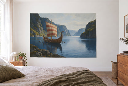 Wandtuch Wikingerschiff im Fjord im hellen Schlafzimmer gegenüber dem Bett, rechts eine Holzkommode – Blau, Grün und Rot