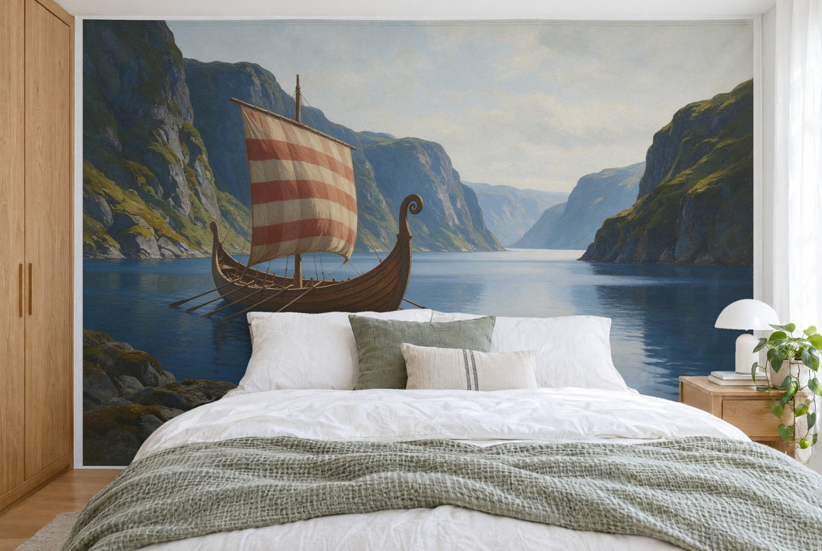 Bedruckter Stoff im XXL-Format: Wikingerschiff links auf blauem Fjordwasser, grüne Felsen, wandfüllend hinter dem Bett