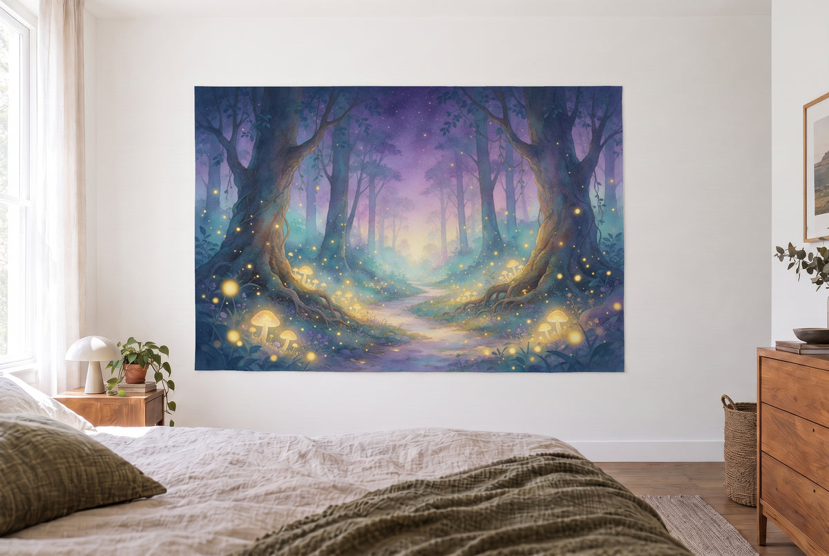 Tenture forêt enchantée aux lucioles à l'aquarelle, chambre claire face au lit, commode en bois à droite – lilas