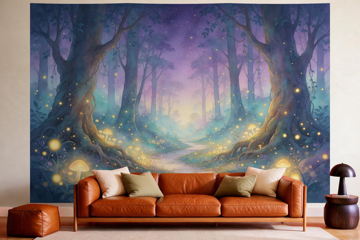 Déco murale dans un salon chaleureux au-dessus du canapé en cuir : tenture murale Forêt enchantée aux lucioles à l'aquarelle, imprimée sur tissu