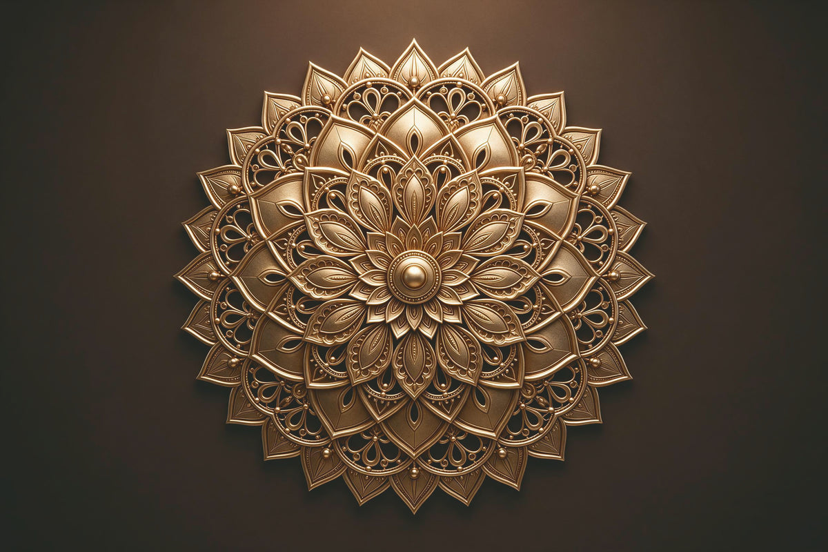 Goldenes Mandala mit filigranen Metallornamenten auf dunklem Grund, als Wandtuch, auf Stoff gedruckt – Gold und Braun