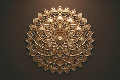 Goldenes Mandala mit filigranen Metallornamenten auf dunklem Grund, als Wandtuch, auf Stoff gedruckt – Gold und Braun