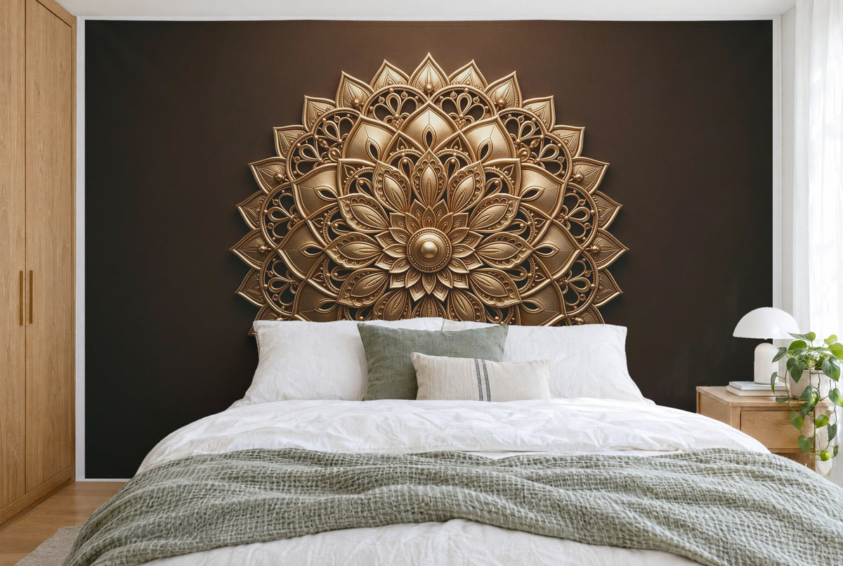 Bedruckter Stoff im XXL-Format: goldenes Mandala mittig auf dunklem warmen Grund, wandfüllend hinter dem Bett