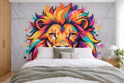 Tissu imprimé en format XXL : lion façon street art avec éclaboussures de peinture, sur tout le mur derrière un lit blanc
