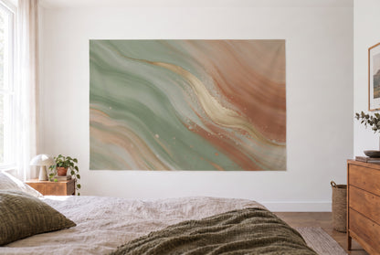 Wandtuch Abstrakte Farbwellen im hellen Schlafzimmer gegenüber dem Bett, rechts eine Holzkommode – Salbei und Terrakotta