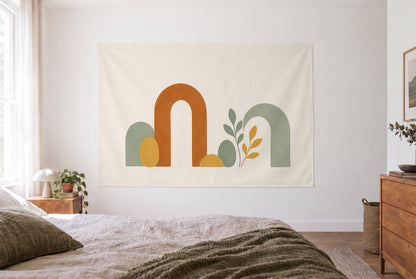 Wandtuch Abstrakte organische Formen im hellen Schlafzimmer gegenüber dem Bett, rechts eine Holzkommode – Orange und Grün