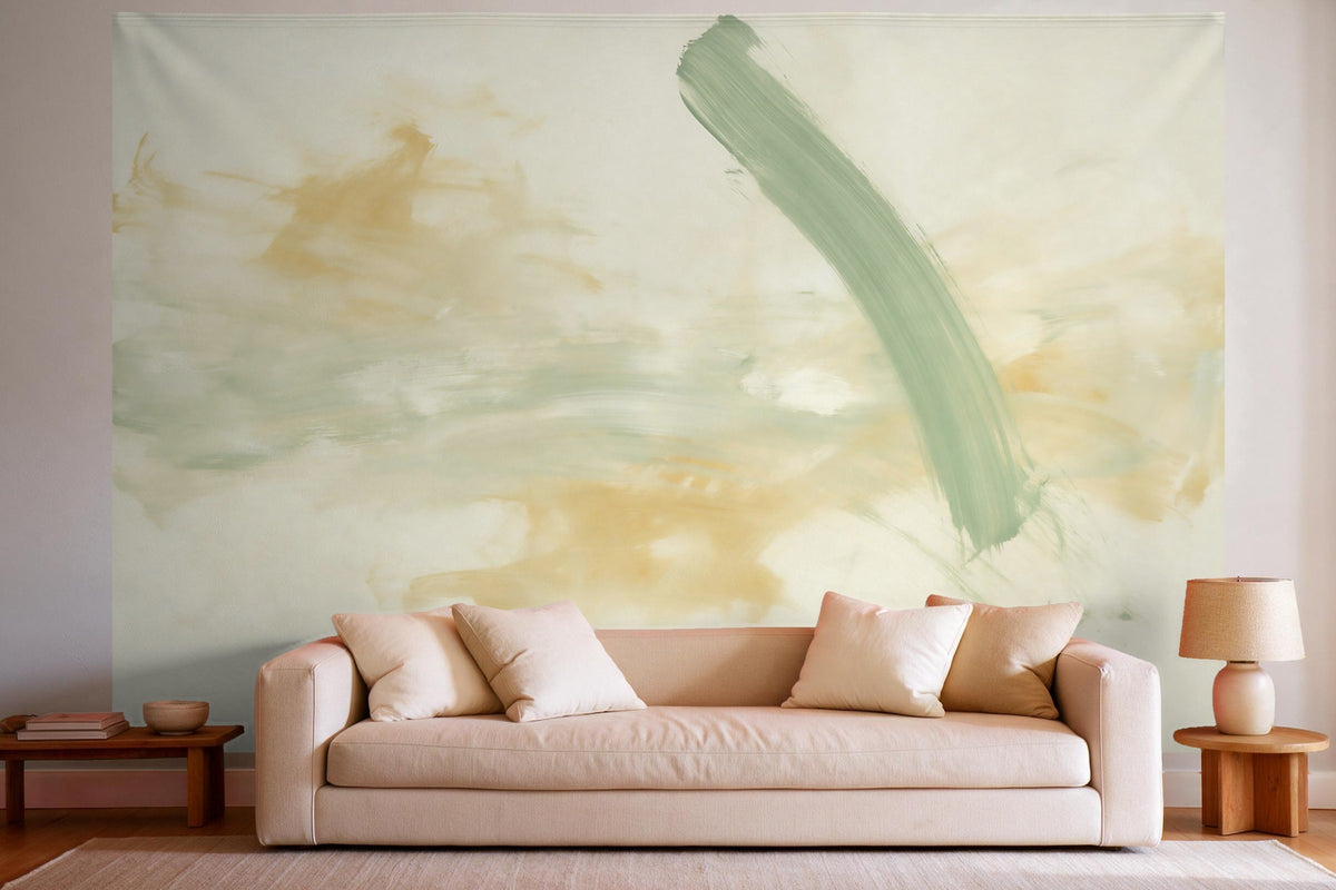 Déco murale dans un salon lumineux au-dessus du canapé : tenture murale Coups de pinceau abstraits sauge et ocre, imprimée sur tissu