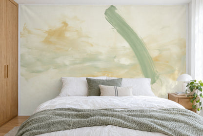 Tissu imprimé XXL : coup de pinceau vert sauge à droite sur ocre et crème, mur entier derrière le lit