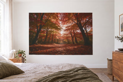 Wandtuch Herbstlicher Ahornwald mit Lichtflecken im hellen Schlafzimmer gegenüber dem Bett, rechts eine Holzkommode – Rot