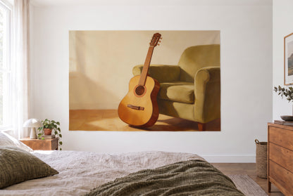 Wandtuch Akustikgitarre am Sessel im hellen Schlafzimmer gegenüber dem Bett, rechts eine Holzkommode – Braun, Grün und Beige