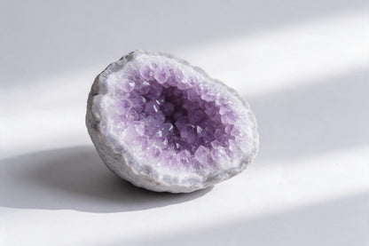 Amethyst-Druse mit dicht gewachsenen violetten Kristallen im grauen Stein, als Wandtuch, auf Stoff gedruckt – Violett