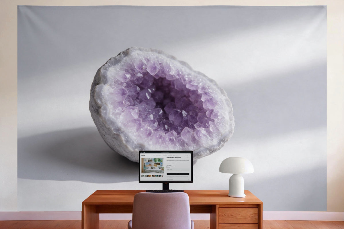Wanddeko im Büro hinter dem Schreibtisch: Wandtuch Amethyst-Druse in Nahaufnahme, auf Stoff gedruckt