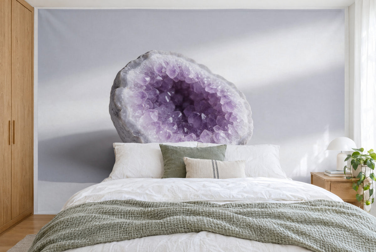 Bedruckter Stoff im XXL-Format: violette Kristalldruse mittig über den Kissen, hellgrauer Grund, wandfüllend hinter dem Bett