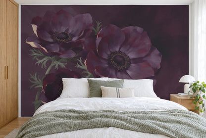 Tissu imprimé XXL : grande anémone à droite du centre, deux fleurs et feuilles à gauche, mur entier derrière le lit