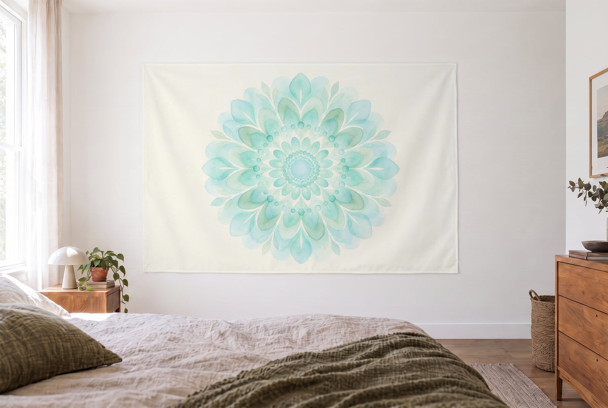 Tapiz Mandala acuarela en turquesa y salvia en dormitorio claro frente a la cama, cómoda de madera a la derecha – turquesa