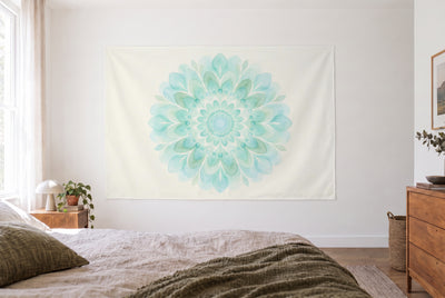 Tapiz Mandala acuarela en turquesa y salvia en dormitorio claro frente a la cama, cómoda de madera a la derecha – turquesa