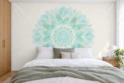 Tela impresa XXL: mandala redondo en acuarela turquesa y salvia en el centro sobre crema, llenando la pared tras la cama