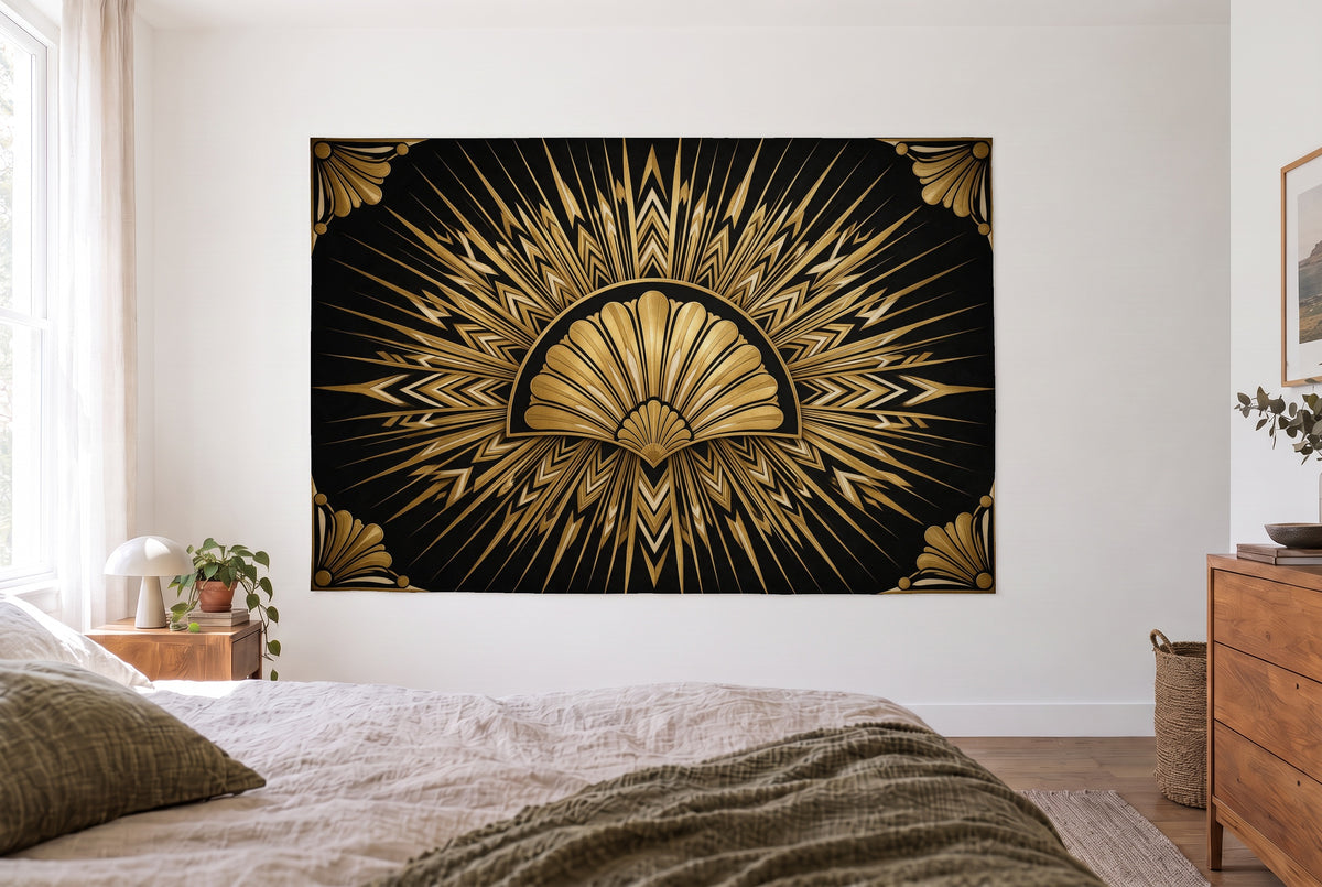 Wandtuch Art-Deco-Strahlenkranz im hellen Schlafzimmer gegenüber dem Bett, rechts eine Holzkommode – Gold und Schwarz
