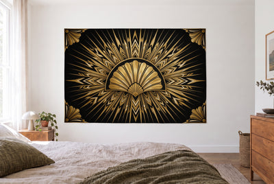 Wandtuch Art-Deco-Strahlenkranz im hellen Schlafzimmer gegenüber dem Bett, rechts eine Holzkommode – Gold und Schwarz