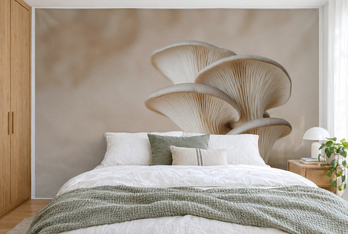 Tissu imprimé XXL : pleurotes à droite au-dessus des coussins, beige calme à gauche, mur entier derrière le lit