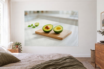 Tapiz mitades de aguacate en dormitorio claro frente a la cama, cómoda de madera a la derecha – verde y amarillo
