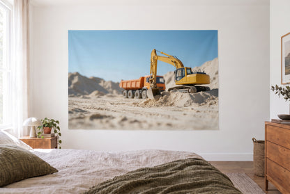 Wandtuch Gelber Bagger auf der Baustelle im hellen Schlafzimmer gegenüber dem Bett, rechts eine Holzkommode – Gelb und Blau