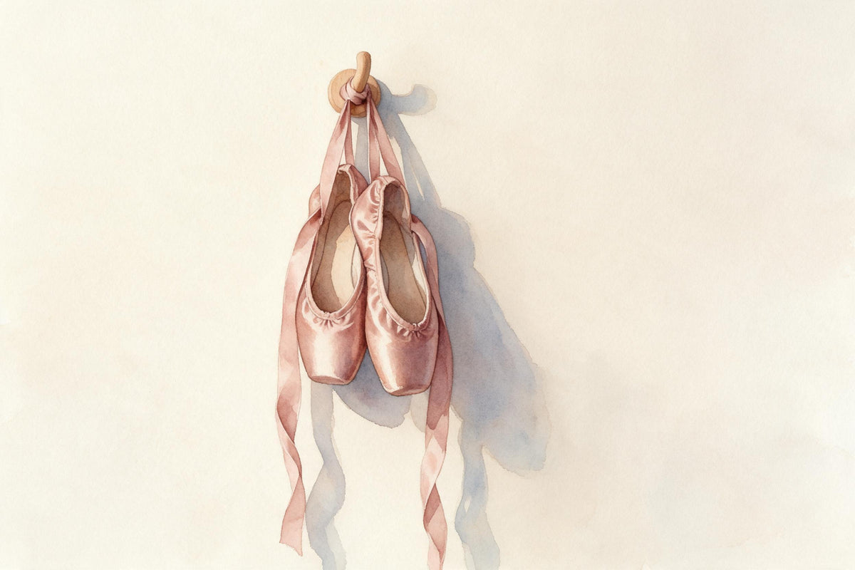 Zapatillas de ballet rosa palo con largas cintas de satén a la izquierda en un gancho, tapiz impreso en tela – rosa y beige