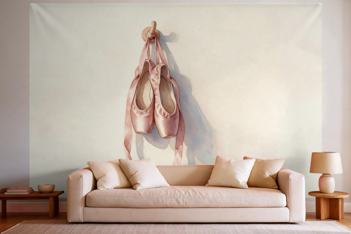Déco murale dans un salon lumineux au-dessus du canapé : tenture murale Chaussons de ballet roses, imprimée sur tissu