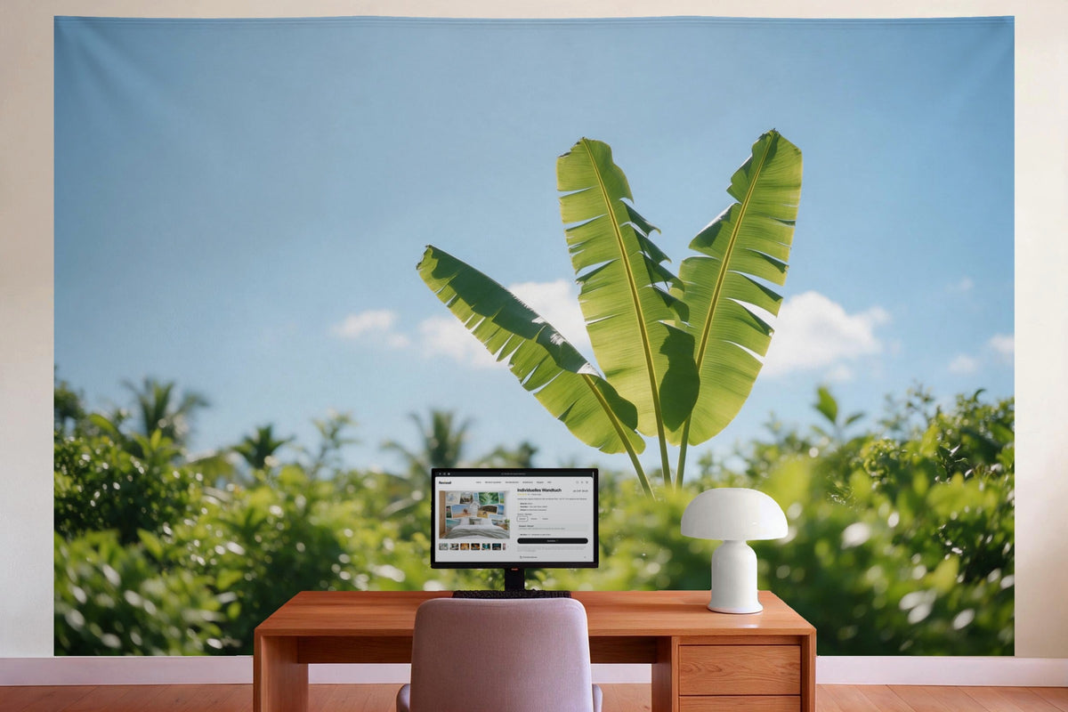 Wanddeko im Büro hinter dem Schreibtisch: Wandtuch Bananenblätter im Gegenlicht, auf Stoff gedruckt