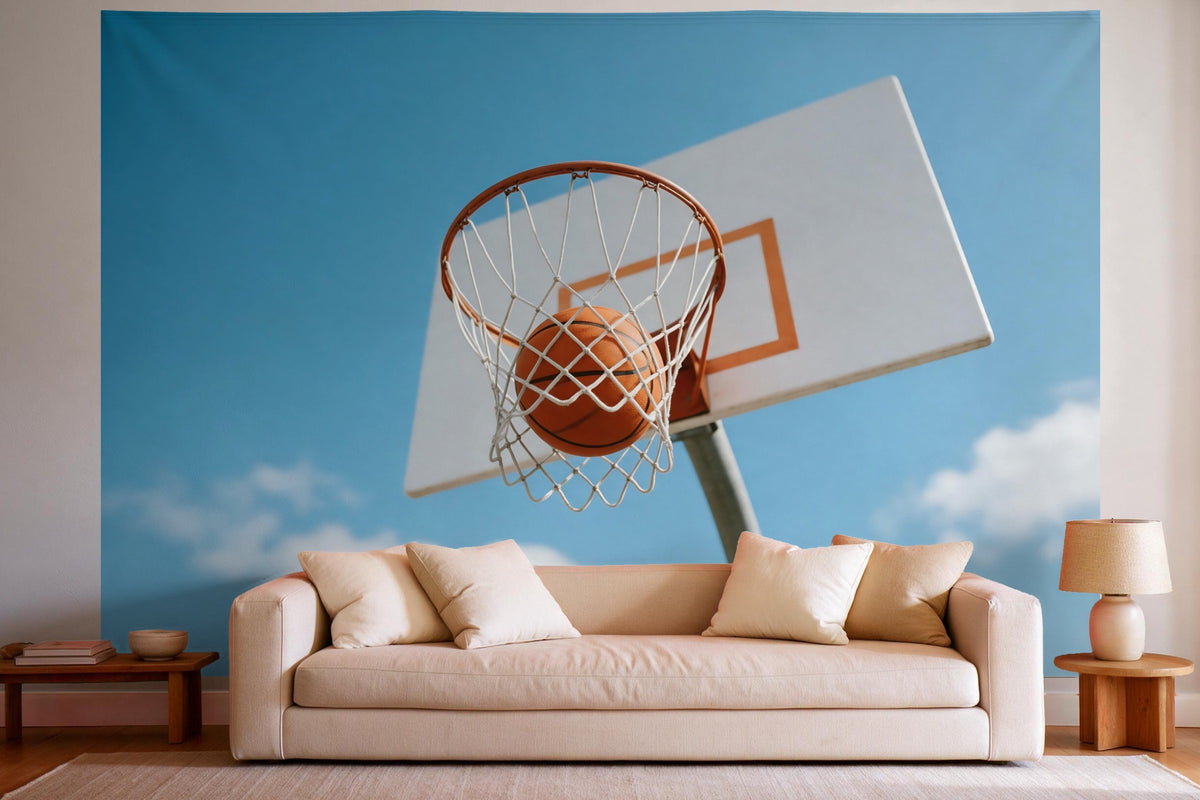 Déco murale dans un salon lumineux au-dessus du canapé : tenture murale Ballon de basket dans le panier, imprimée sur tissu