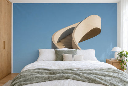 Bedruckter Stoff im XXL-Format: geschwungene Betontreppe rechts vor weitem blauem Himmel, wandfüllend hinter dem Bett