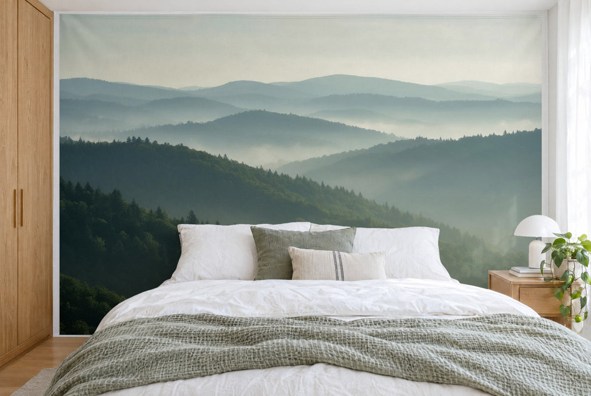 Grosses Wandtuch Bewaldete Hügel in Dunstschichten im Schlafzimmer wandfüllend hinter dem Bett – Wandbehang aus Stoff