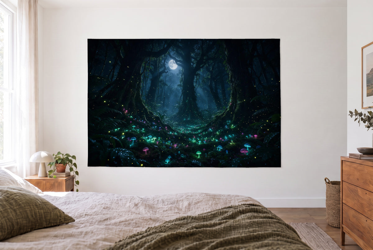 Tapiz bosque nocturno fosforescente en dormitorio claro frente a la cama, cómoda de madera a la derecha – turquesa y verde