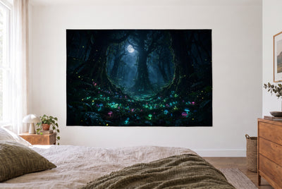 Tapiz bosque nocturno fosforescente en dormitorio claro frente a la cama, cómoda de madera a la derecha – turquesa y verde