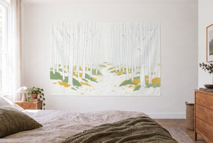 Wandtuch Birkenwald in Line Art im hellen Schlafzimmer gegenüber dem Bett, rechts eine Holzkommode – Weiss und Gelb