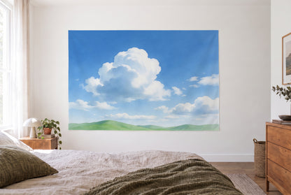 Wandtuch Aquarell-Himmel mit weissen Wolken im hellen Schlafzimmer gegenüber dem Bett, rechts Holzkommode – Blau und Grün