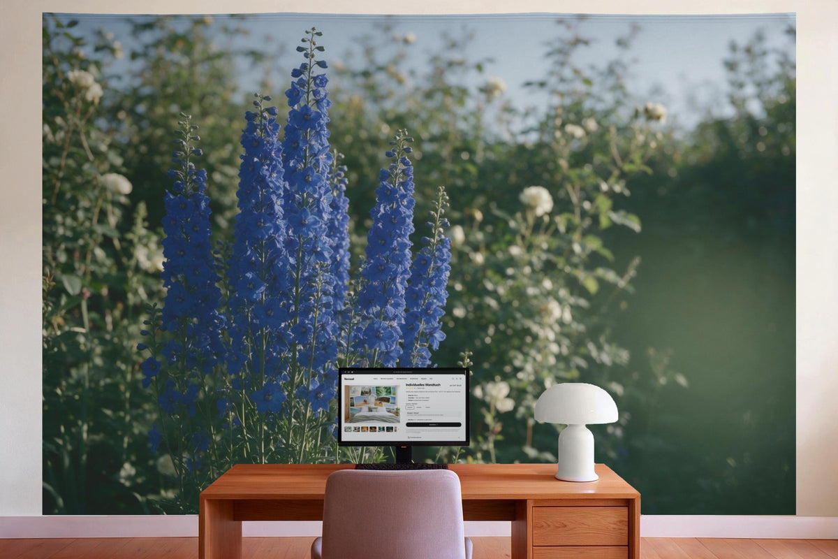 Wanddeko im Büro hinter dem Schreibtisch: Wandtuch Blauer Rittersporn im Bauerngarten, auf Stoff gedruckt