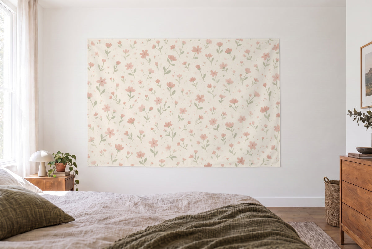 Wandtuch Blumen-Streumuster in Altrosa im hellen Schlafzimmer gegenüber dem Bett, rechts eine Holzkommode – Rosa und Beige