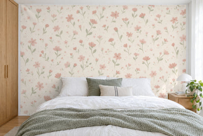 Bedruckter Stoff im XXL-Format: gestreute Wildblumen in Altrosa und Salbei auf Creme, wandfüllend hinter dem Bett