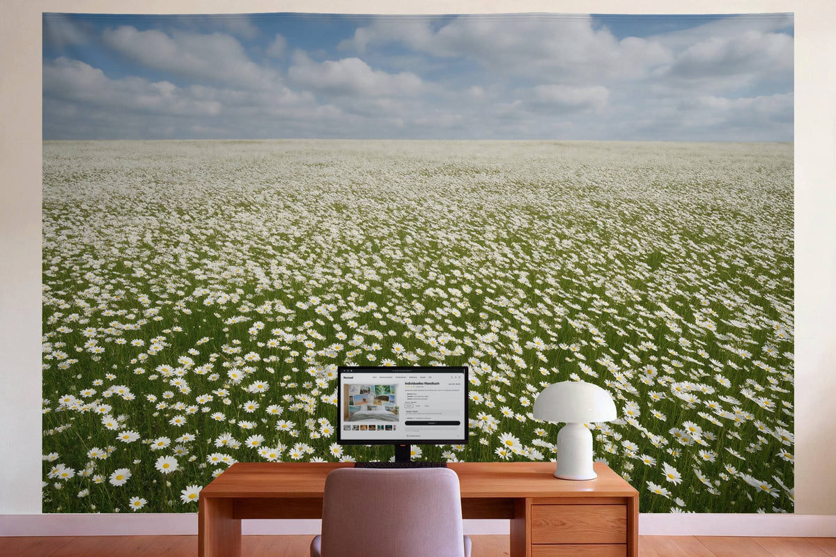 Déco murale dans le bureau derrière la table de travail : tenture murale Champ de fleurs avec marguerites sous cumulus, imprimée sur tissu