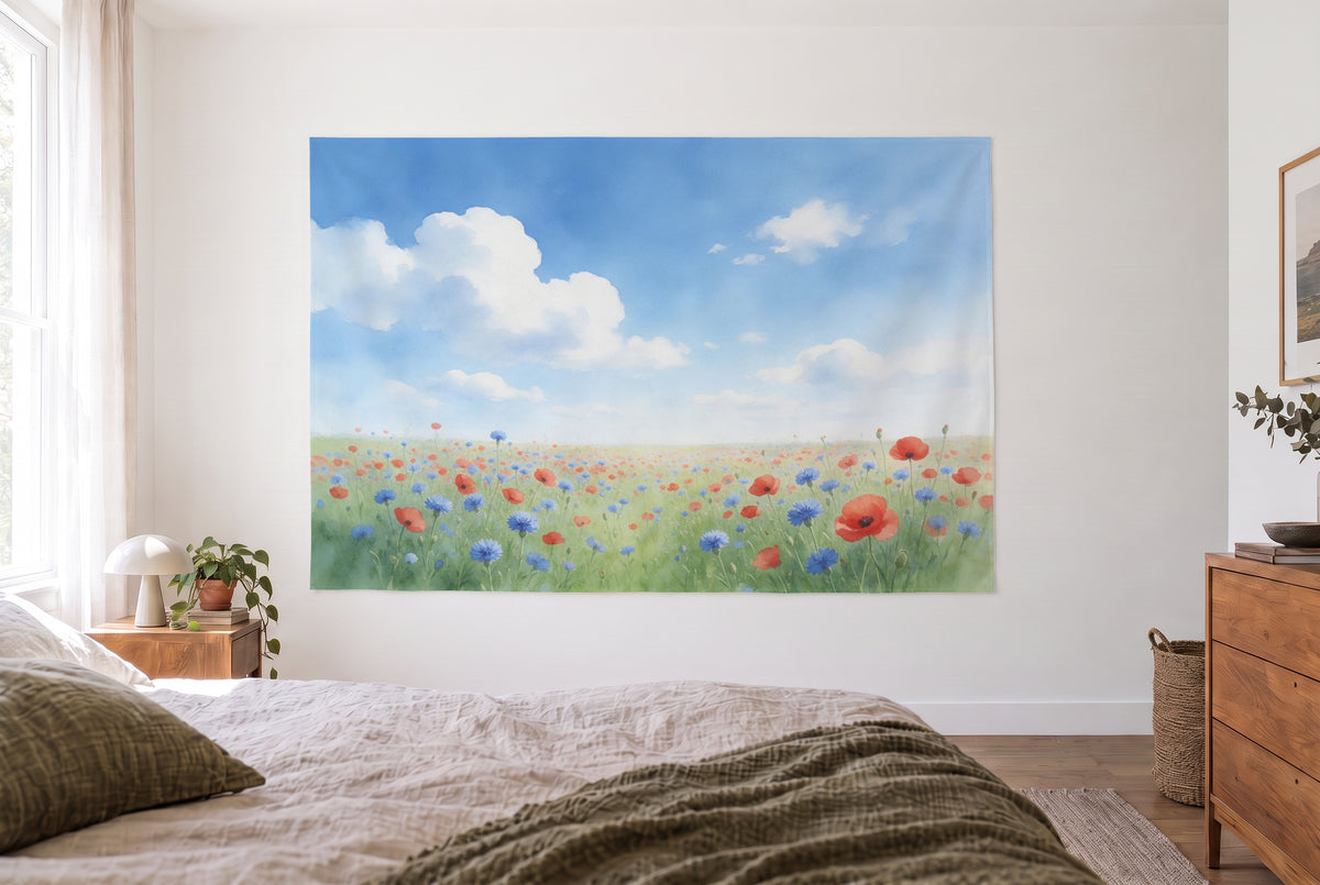Wandtuch Blumenfeld unter Wolkenhimmel im hellen Schlafzimmer gegenüber dem Bett, rechts eine Holzkommode – Blau und Rot