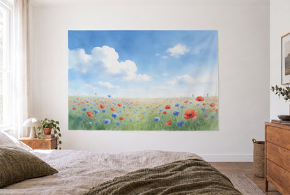 Wandtuch Blumenfeld unter Wolkenhimmel im hellen Schlafzimmer gegenüber dem Bett, rechts eine Holzkommode – Blau und Rot