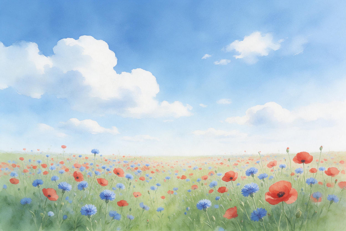 Blumenfeld mit Mohn und Kornblumen unter blauem Wolkenhimmel, als Wandtuch, auf Stoff gedruckt – Blau und Rot
