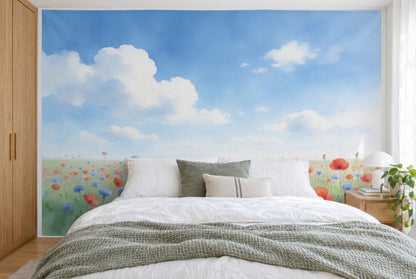 Bedruckter Stoff im XXL-Format: blauer Wolkenhimmel über Mohn- und Kornblumenwiese, wandfüllend hinter dem Bett