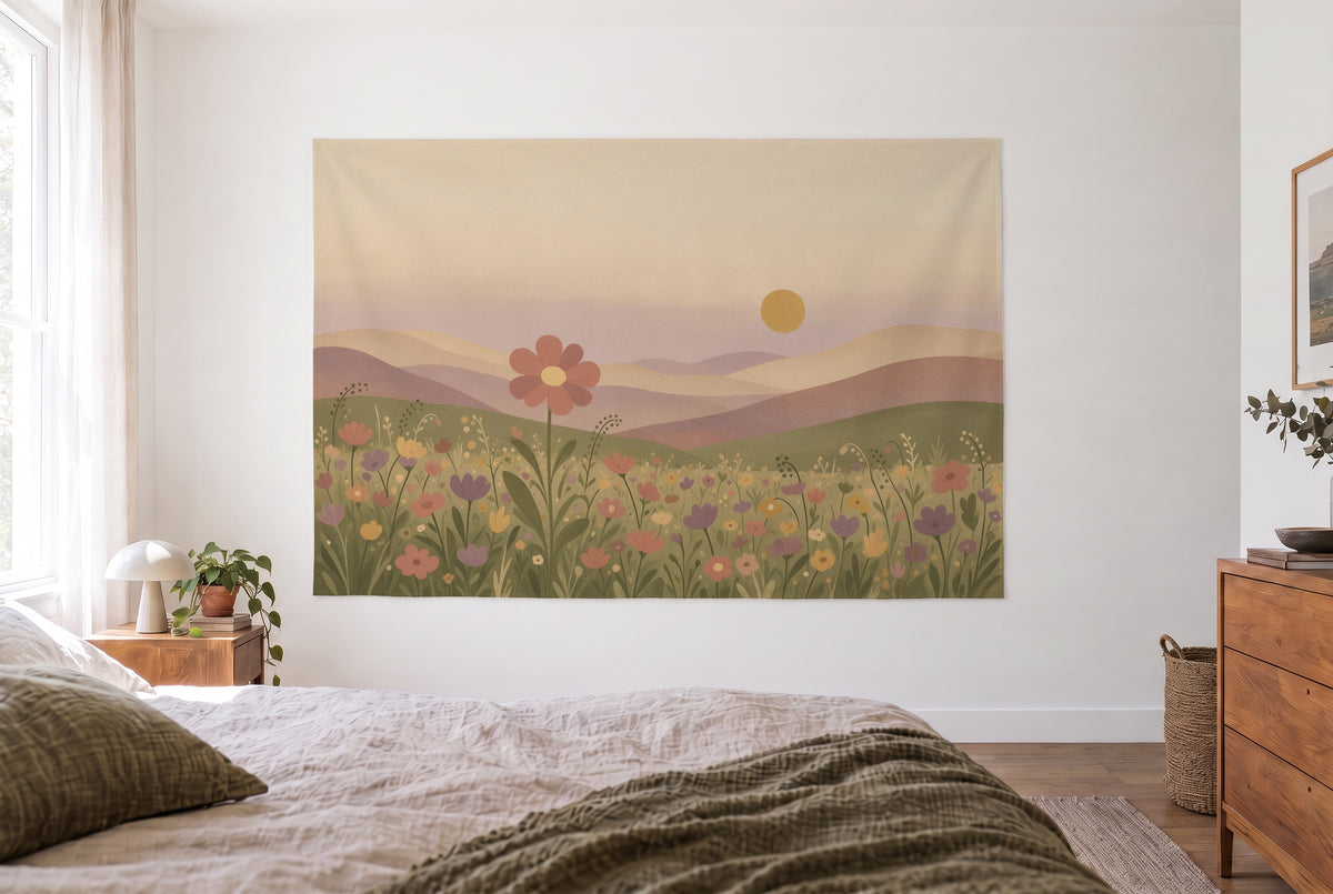 Tenture murale prairie fleurie style boho face au lit, commode en bois à droite – rose et jaune