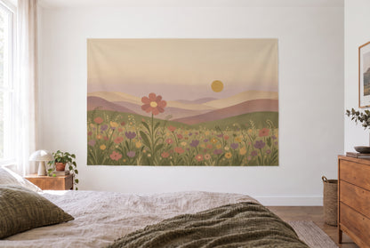 Tenture murale prairie fleurie style boho face au lit, commode en bois à droite – rose et jaune