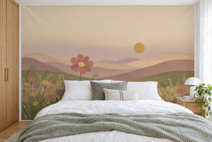 Tissu imprimé XXL : haute fleur rose à gauche sur la prairie, soleil du soir plat, mur entier derrière le lit