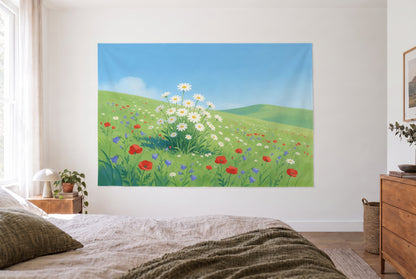Wandtuch Blumenwiese in Gouache im hellen Schlafzimmer gegenüber dem Bett, rechts eine Holzkommode – Rot, Weiss und Grün